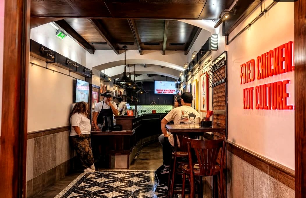 Equipo y clientes en el local de Nash Hot Bird Granada